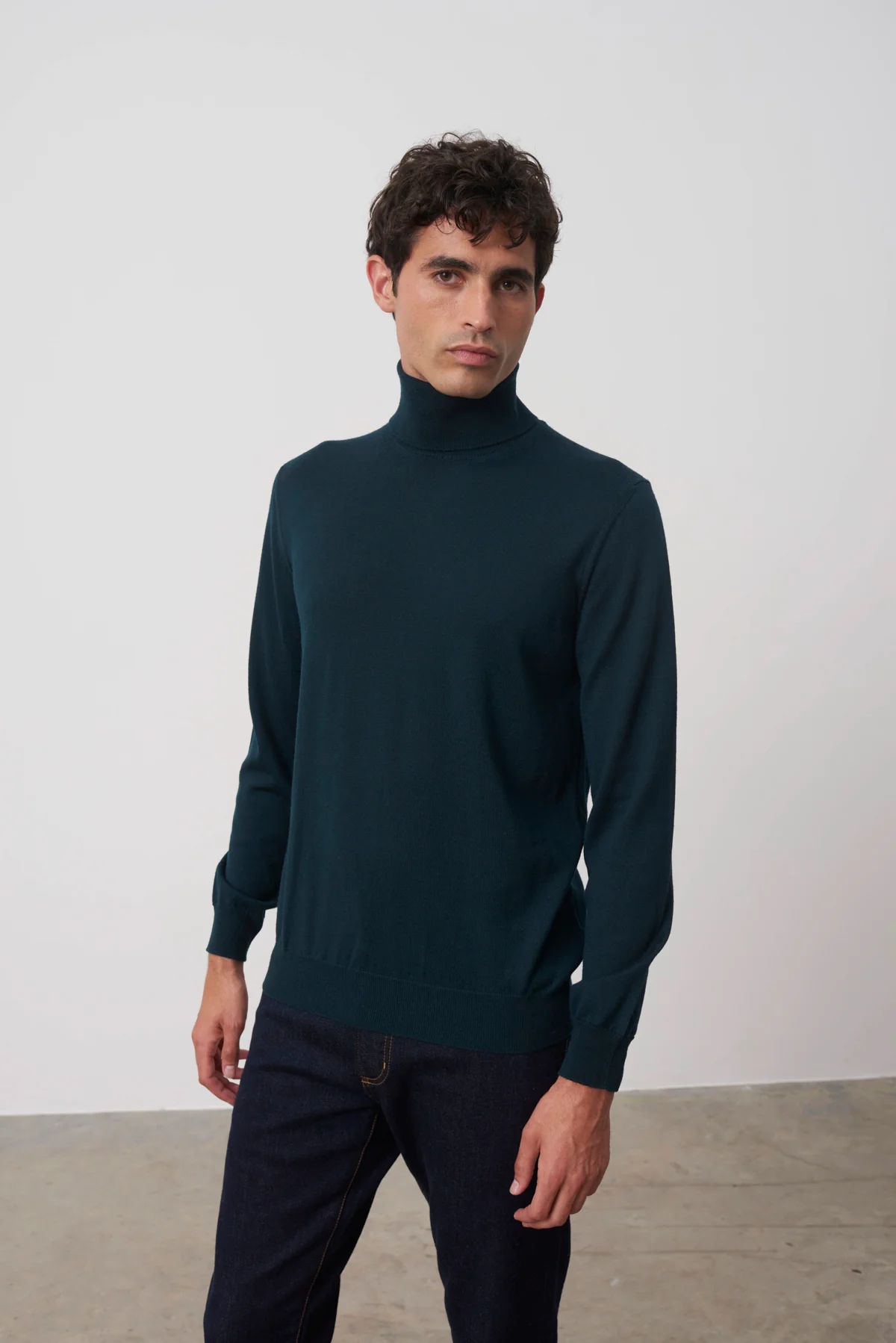 Pull col roulé Archibald en laine mérinos vert – Image 3