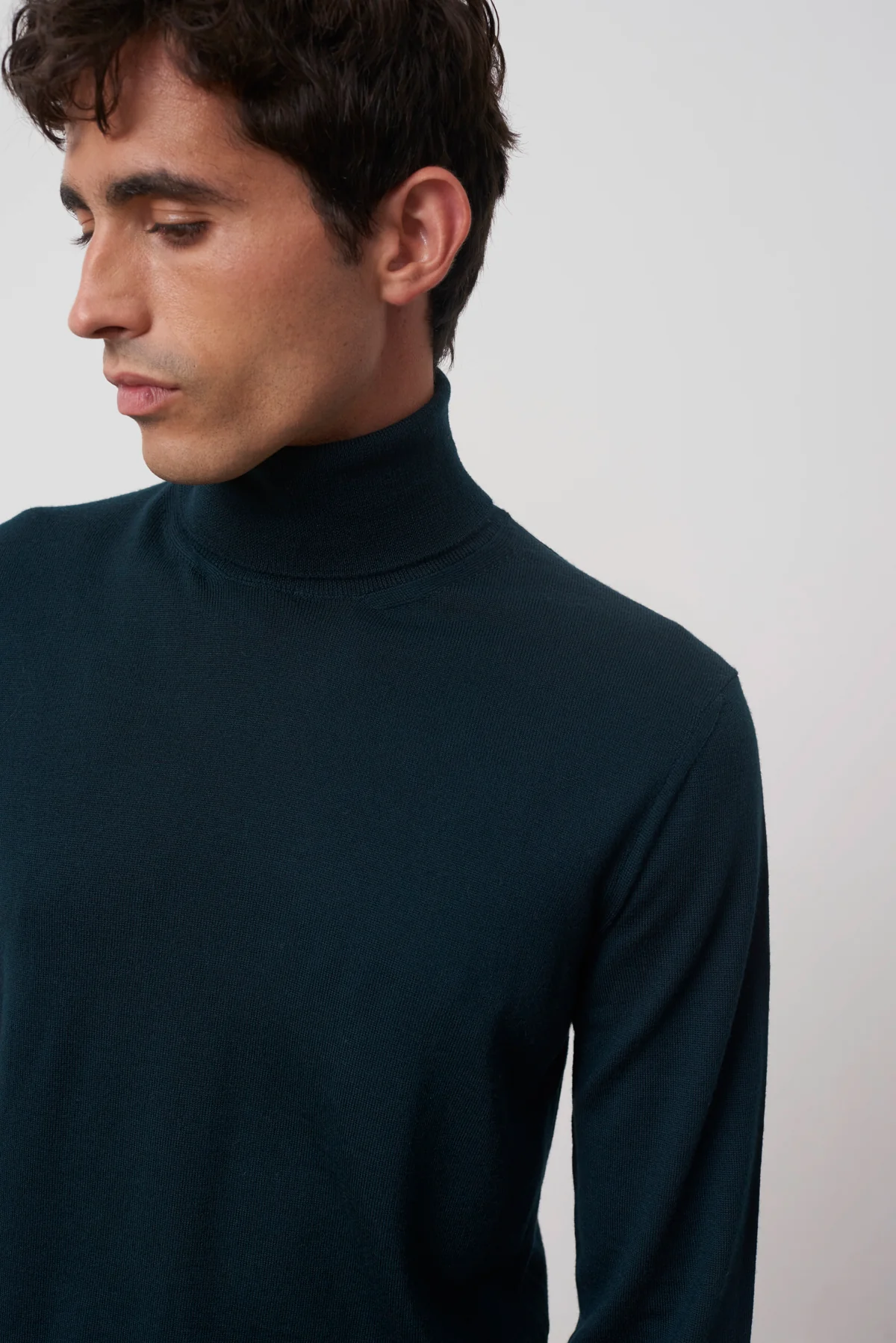 Pull col roulé Archibald en laine mérinos vert – Image 2