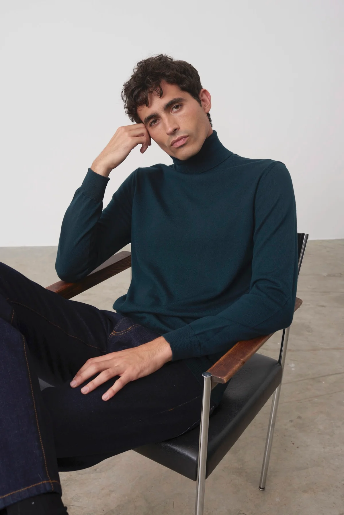 Pull col roulé Archibald en laine mérinos vert – Image 5